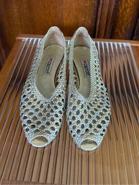 Vintage 1980s Two Tone Metallic Gold & Silver Woven Peep-Toe Flats, size 6 / 7